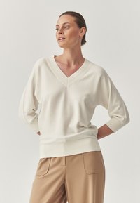 Пуловер с рукавом три четверти