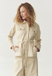 Куртка с накладнымит карманами Куртка с накладнымит карманами