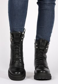 Ботинки на шнуровке