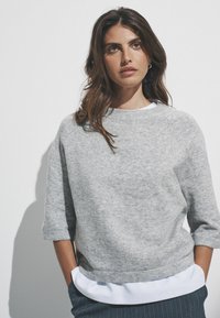 Пуловер с рукавом три четверти