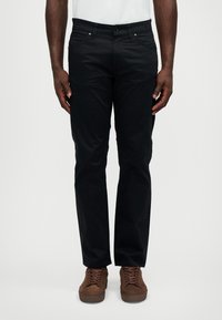 Узкие джинсы