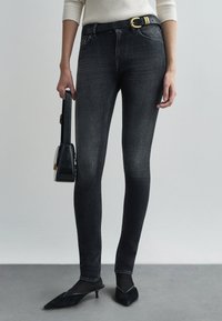 Узкие джинсы