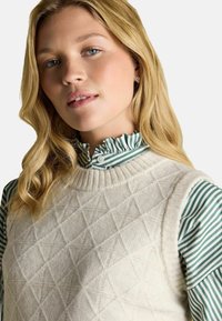 Пуловер без рукавов