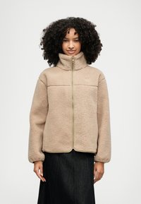 Флисовая куртка