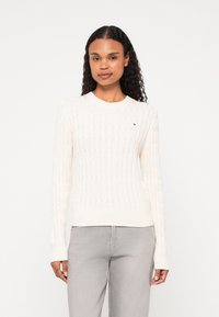 Пуловер в полоску