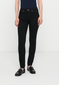 Узкие джинсы