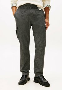 Брюки с накладными карманами