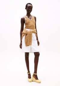 Туфли на танкетке