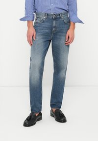 Прямые джинсы