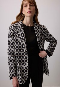 Жаккардовая вязаная кофта