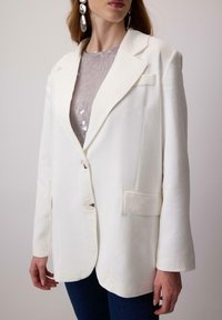 Короткое пальто