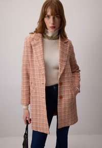 Короткое пальто