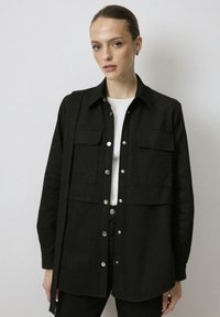 Куртка с накладнымит карманами