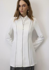 Короткое пальто