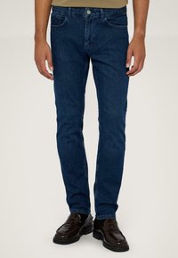 Узкие джинсы