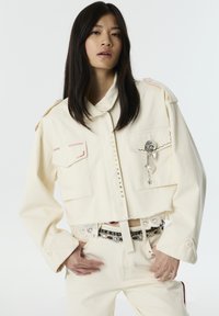 Куртка с накладнымит карманами