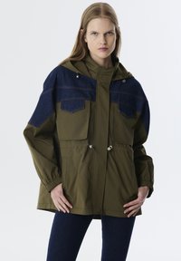 Куртка с накладнымит карманами