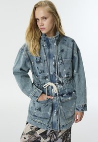 Джинсовая куртка