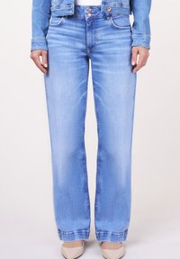 Свободные джинсы