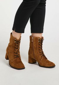 Ботинки на шнуровке Ботинки на шнуровке