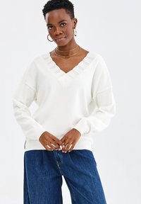 Пуловер с вырезом V