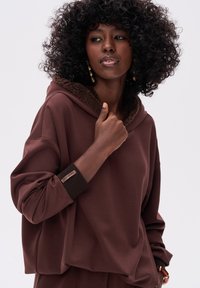 Пуловер с капюшоном