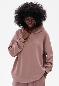 Пуловер с капюшоном