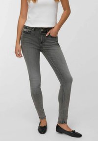 Узкие джинсы