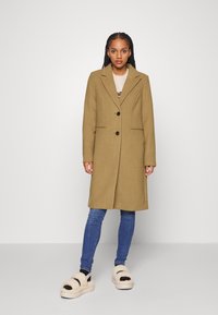 Шерстяное пальто