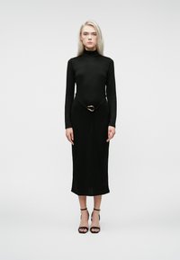 Вязаное платье