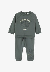 Набор одежды