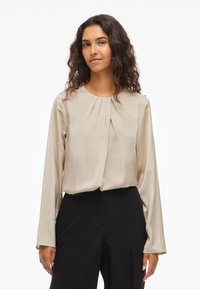 Атласная блузка