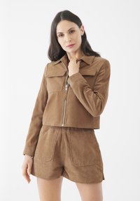 Короткая куртка