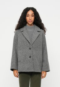 Короткое пальто