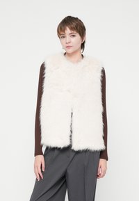 Пуховой жилет