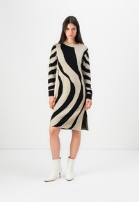 Вязаное платье