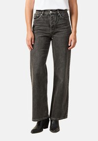 Клешеные джинсы