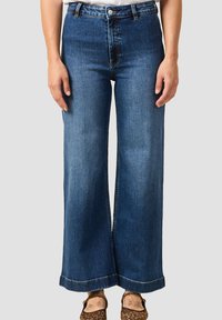 Клешеные джинсы