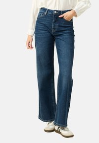 Клешеные джинсы