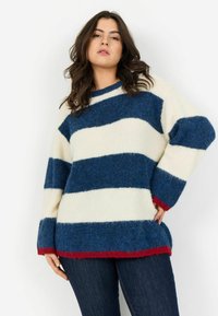 Пуловер в полоску