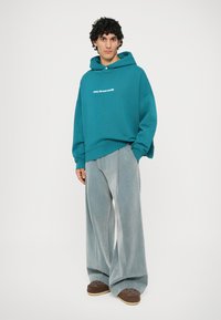 Пуловер с капюшоном Пуловер с капюшоном