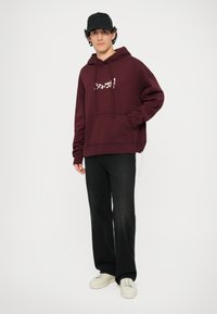 Пуловер с капюшоном Пуловер с капюшоном