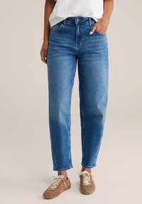 Короткие джинсы