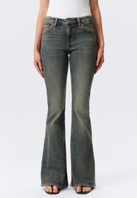 Клешеные джинсы