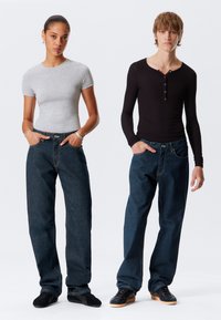 Прямые джинсы