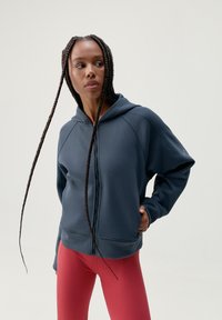 Спортивная толстовка