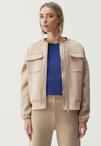 Спортивная куртка