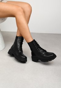 Ботинки на шнуровке