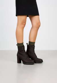 Ботинки на шнуровке