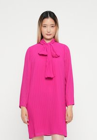 Короткое платье